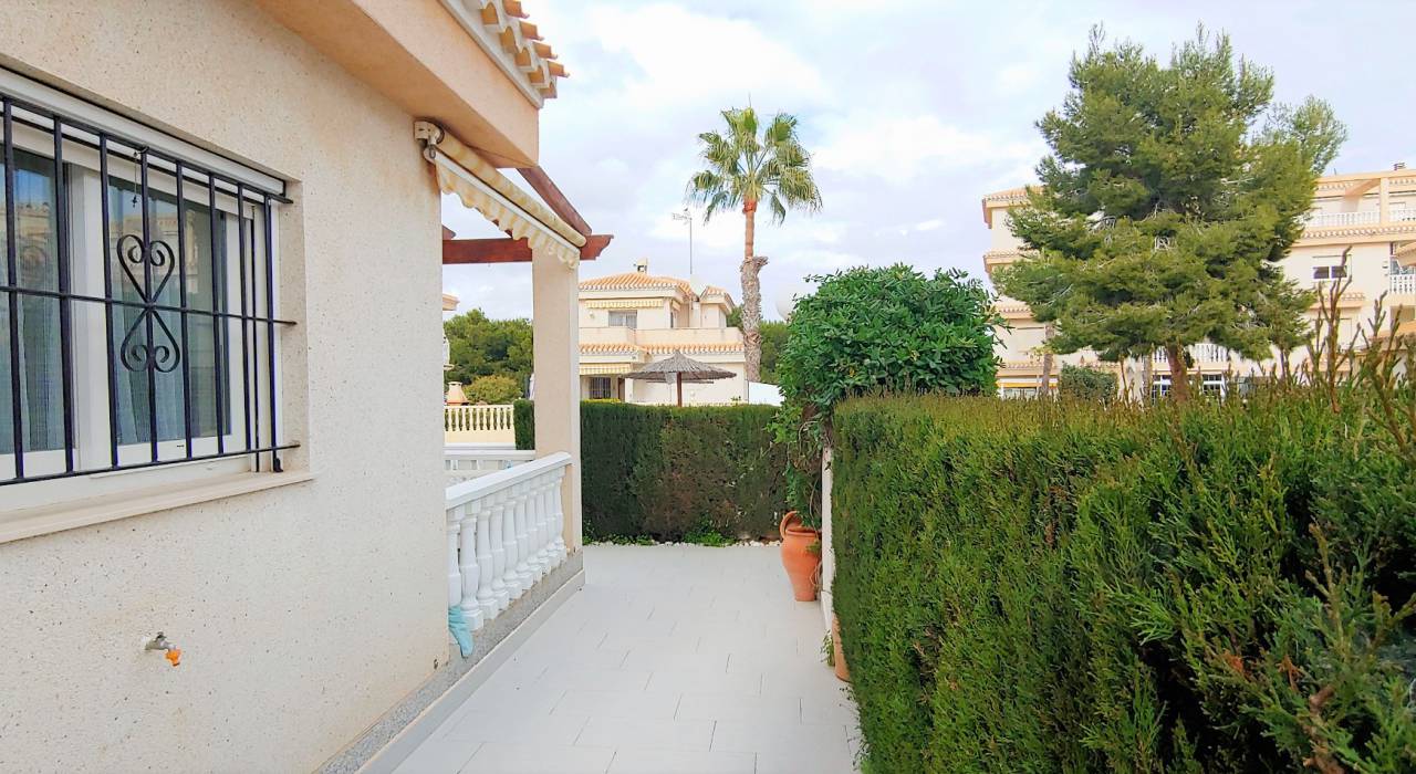 Sale - Chalet - Orihuela Costa - Playa Flamenca