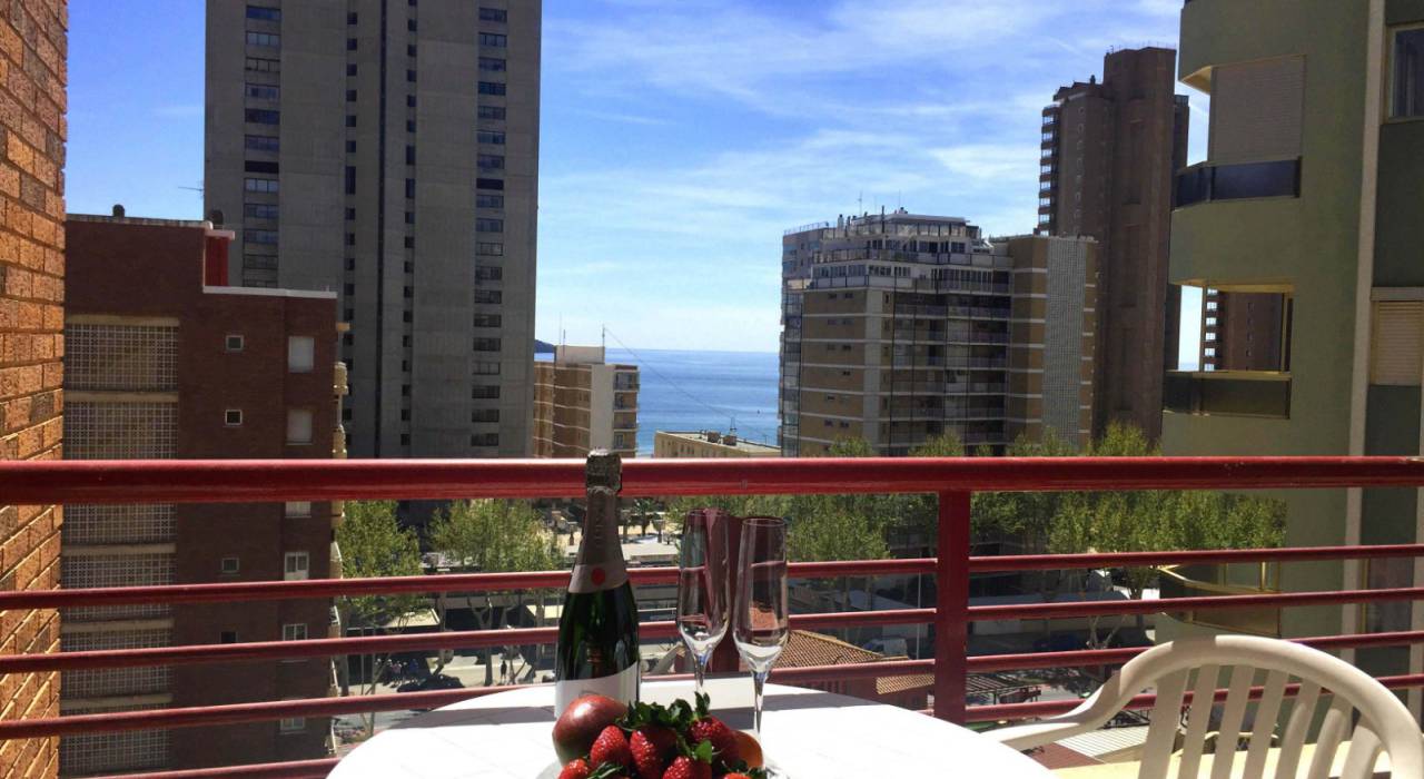 Vistas desde la terraza del apartamento a la playa Levante de Benidorm y mar Mediterraneo